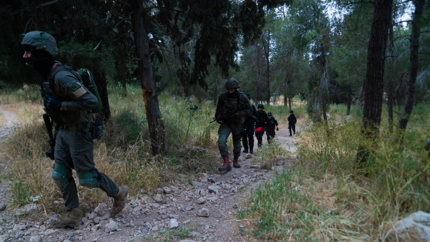 החיפושים אחר המחבלים שביצעו את הפיגוע באלעד