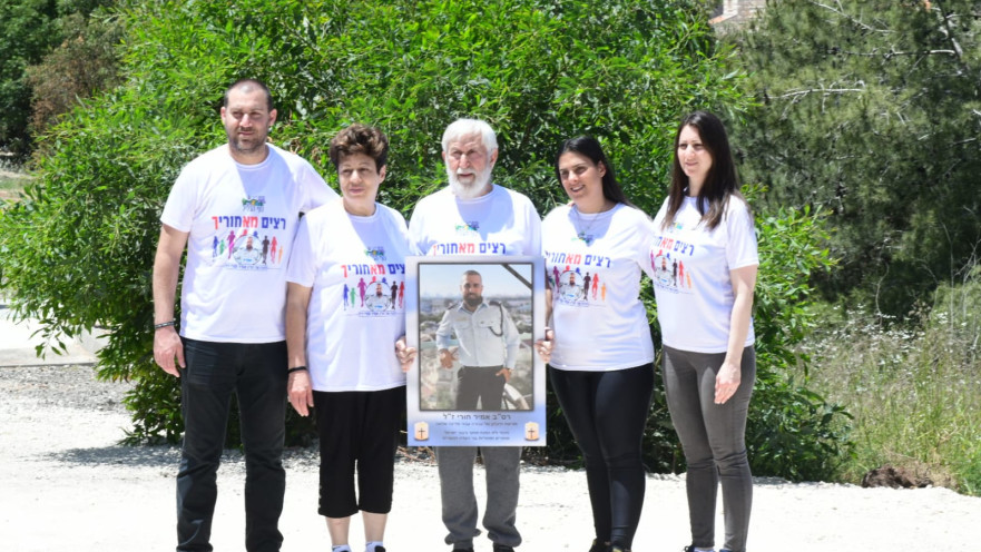 מימין לשמאל: האחות ויויאן, החברה שני, האבא ג'ריס, האמא סאמיה והאח מייקל