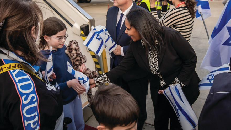 תמנו שטה עם חגואל מקבלים את פני העולים. "צעד חשוב לחיבורם לאקדמיה"
