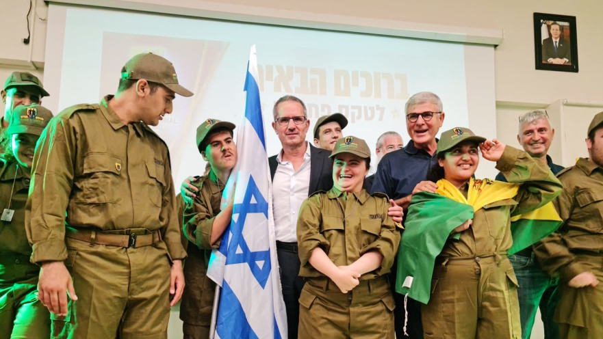 מימין לשמאל: אלוף במיל גבי אופיר מנכל אלמה ליאור דיין ומתגייסי צוות אלמה בבא"ח גבעתי