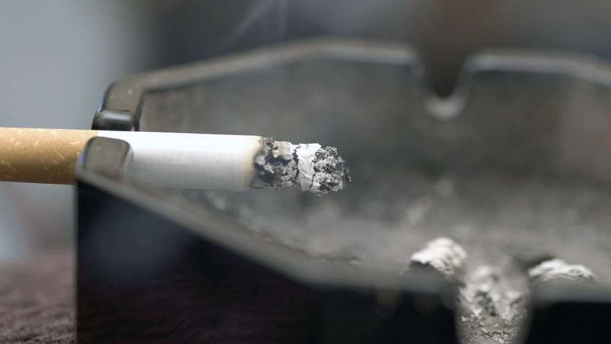 סיגריה במאפרה אילוסטרציה