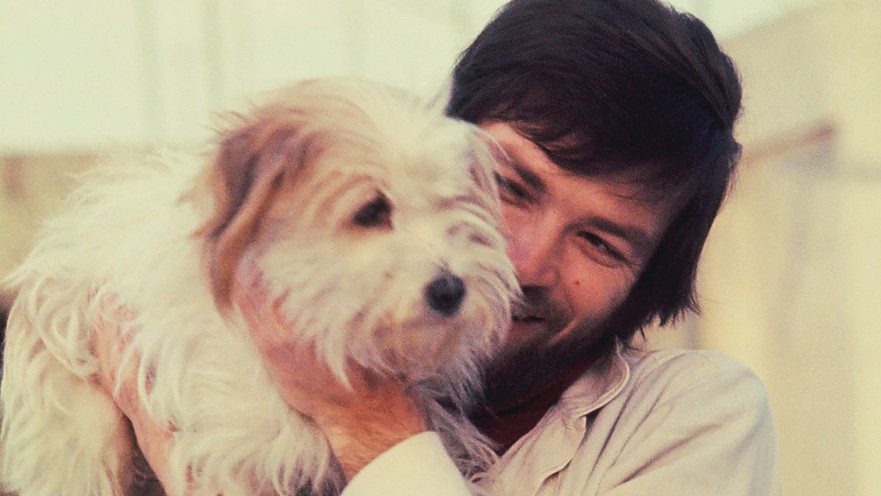 אריק איינשטיין מחזיק כלב