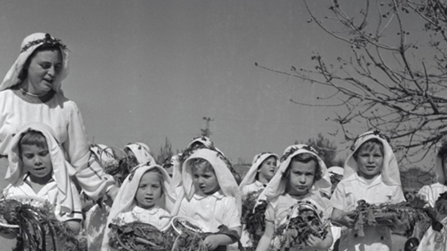 1953. פנו דרך לנו, ביכורים איתנו. ילדי הגן בהדסים מביאים ביכורים 