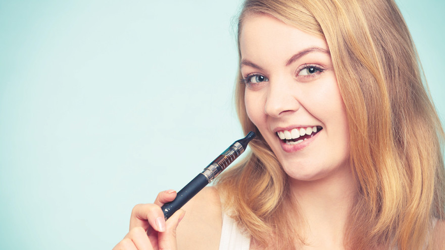 צעירה מעשנת סיגריה אלקטרונית