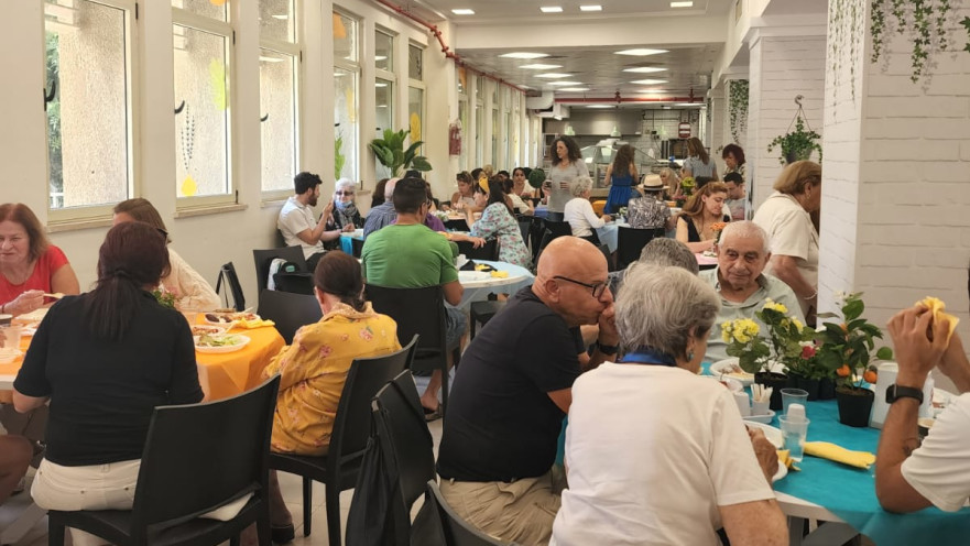 ארוחה חגיגית לרגל חג השבועות