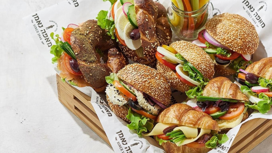 מגש אירוח של מאפה נאמן