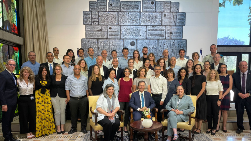 הרצוג עם בוגרות ובוגרי "תוכנית וקסנר"