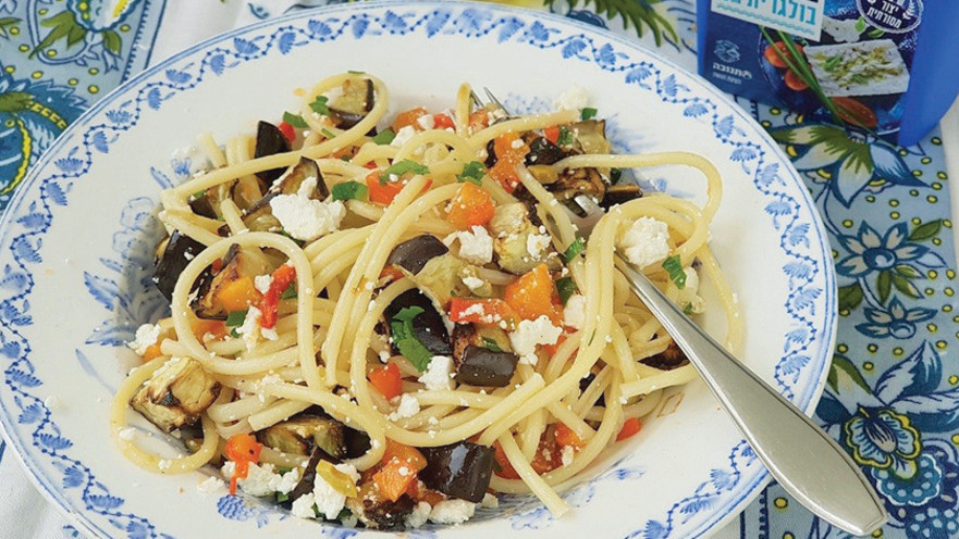 פסטה עם פלפלים, חצילים, זיתים ובולגרית