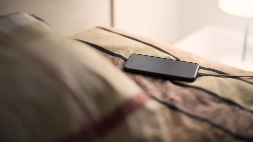 הטענה של טלפון ליד המיטה היא סכנה ממשית