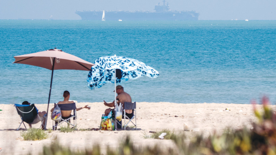 מתרחצים בחוף בחיפה