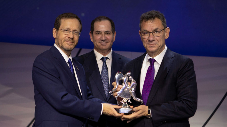 אלברט בורלא מקבל פרס בראשית