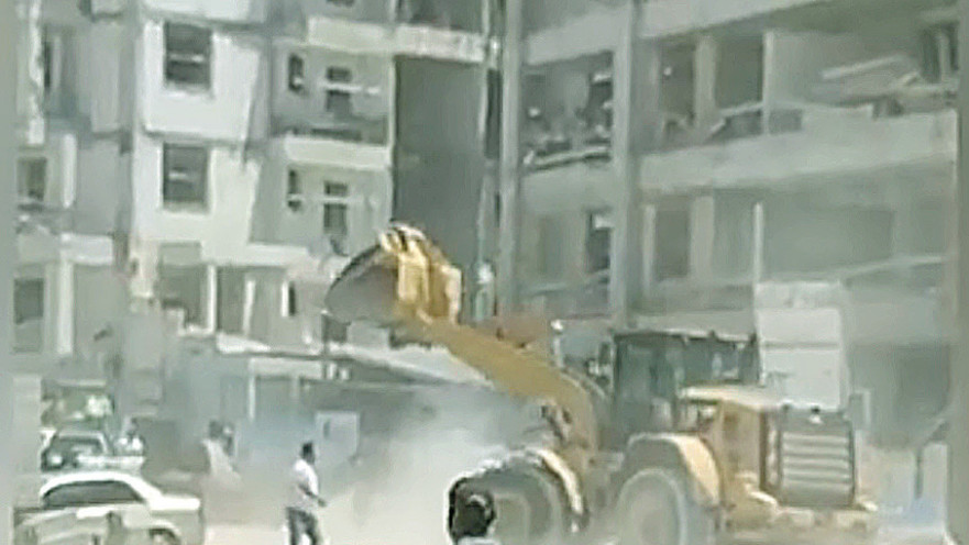 טרקטור הופך רכב