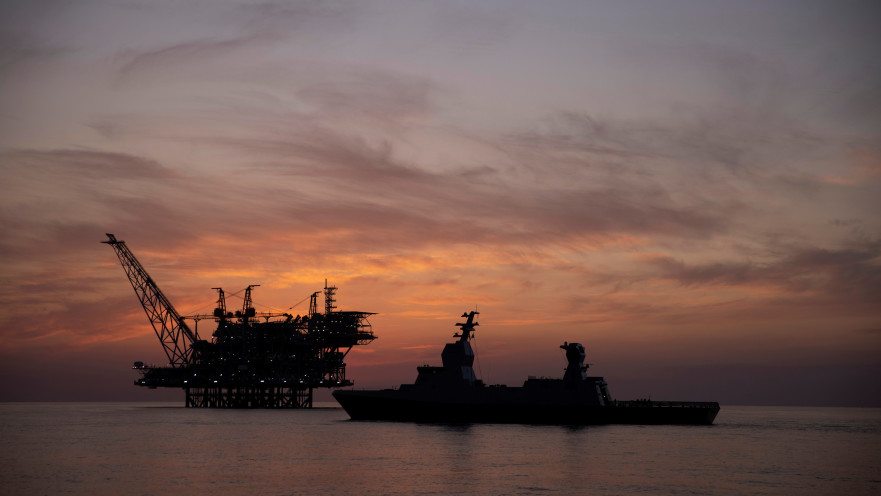 ספינת קרב בסמוך לאסדת גז ישראלית