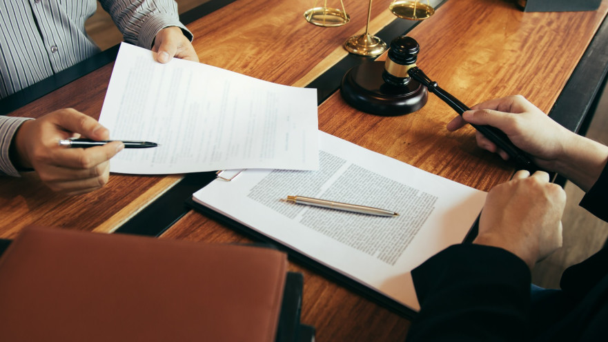 מה שם המשפחה של ילד להורים גרושים?