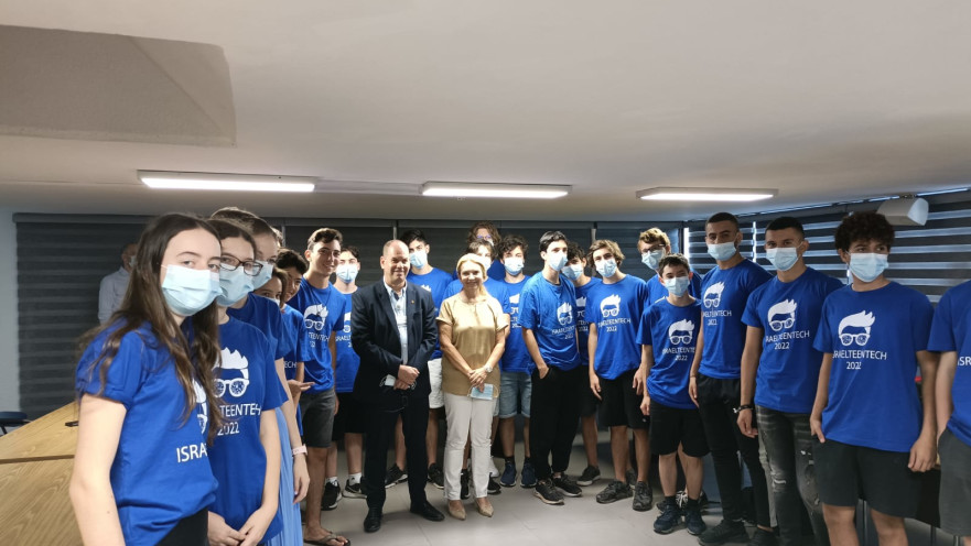 קבוצת בני הנוער בשלב הגמר בתחרות הבינלאומית למדע וטכנולוגיה