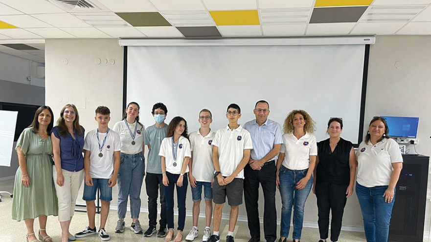 תלמידי המאיץ המדעי עם ראש העירייה.  טלסקופ על אסטרואיד | 