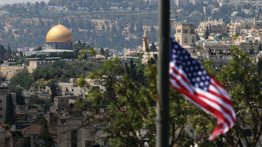 דגל ארה"ב על רקע מזרח ירושלים