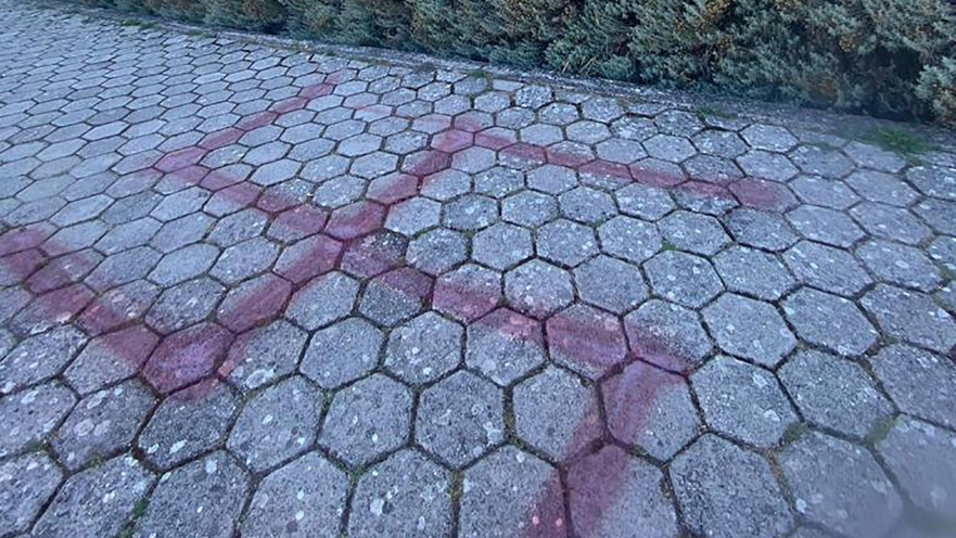 צלב קרס מחוץ למלון בקרואטיה