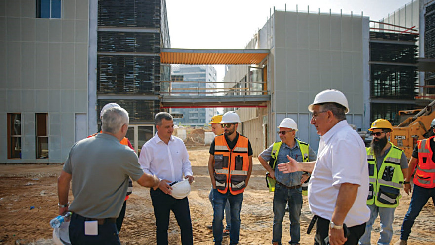 שאמה הכהן בסיור בפרויקט נדל”ן בעיר. לבני רמת גן הוקצו רק 145 דירות