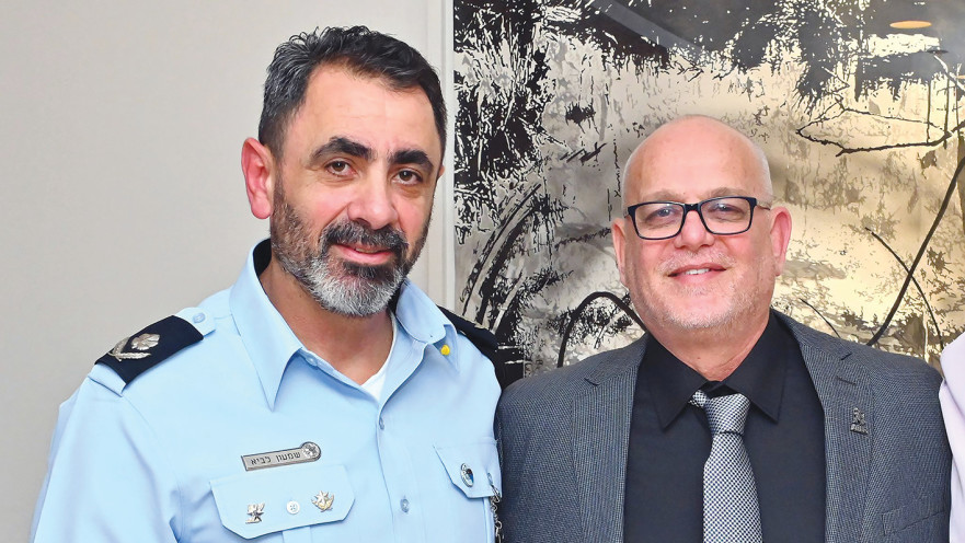 יניר מלך יחד עם ניצב שמעון לביא