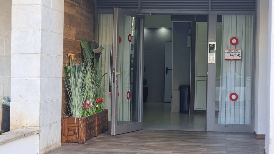 הבניין שבו נמצא הרימון ברחוב ירקונים. כוון, ככל הנראה, לאחד הדיירים