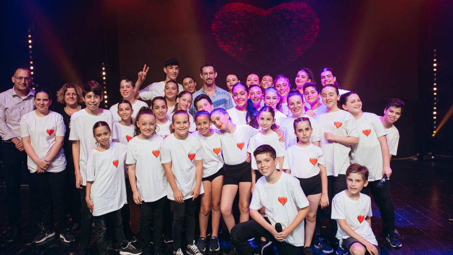 לידר וקוניק על הבמה, עם כוכבי מופע "האנשים החדשים"