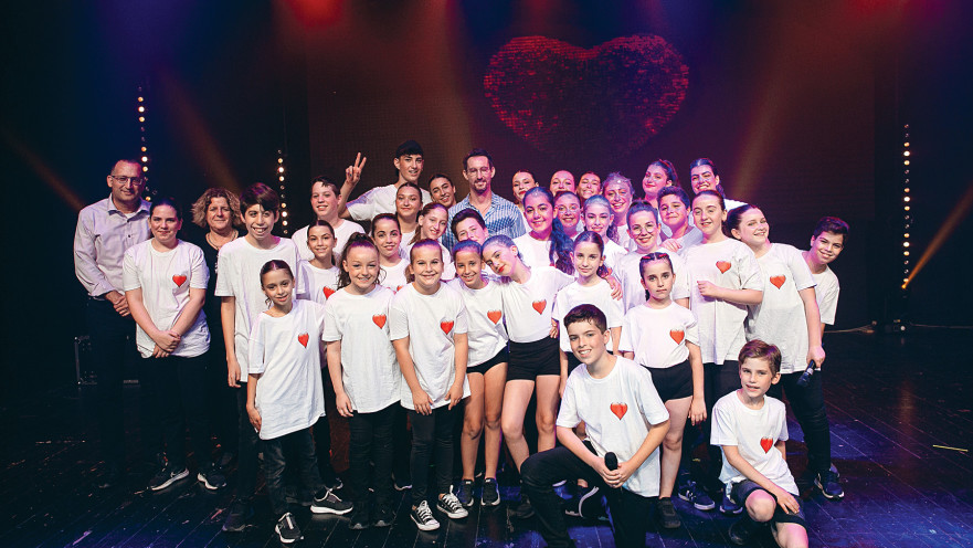 לידר וקוניק על הבמה, עם כוכבי המופע “האנשים החדשים”