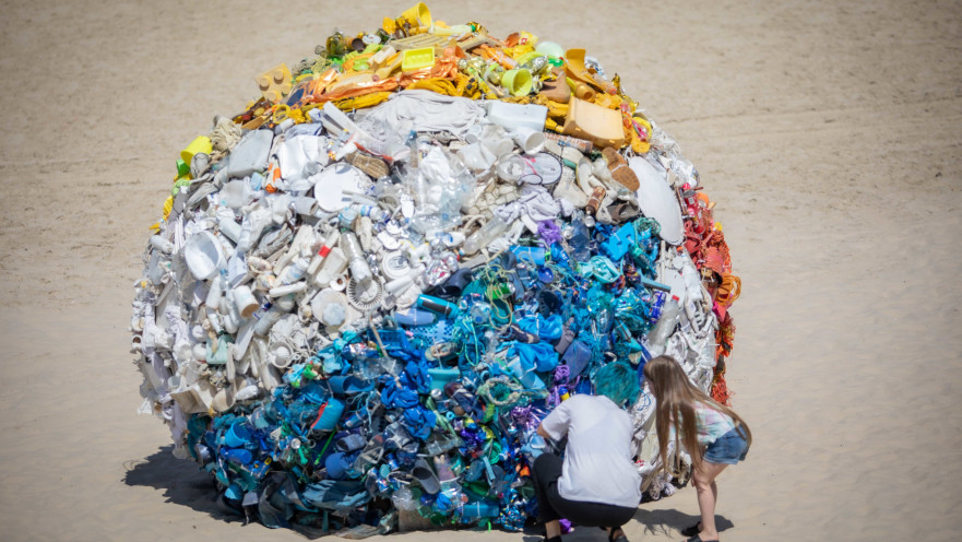 כדור הפסולת בחוף. חופי העי עומדים בתקן הסביבתי "דגל כחול"