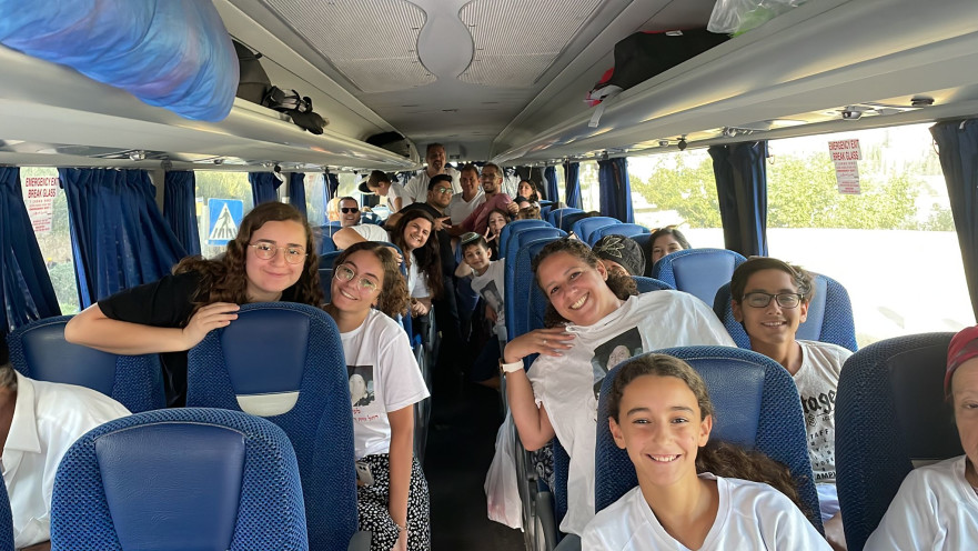 בדרך לחלוקת האוכל לצמים