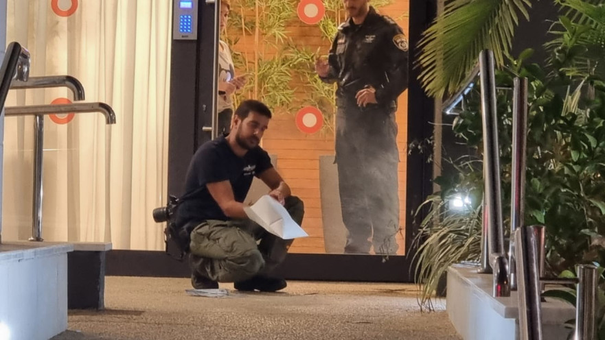 זירת האירוע בשכונת בר יהודה. שכנים זיהו שני רוכבי אופנוע נמלטים מהמקום