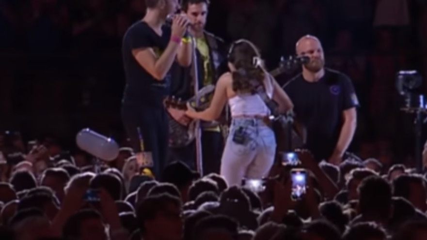 גילי מנגנת עם להקת קולדפליי על הבמה בבריסל