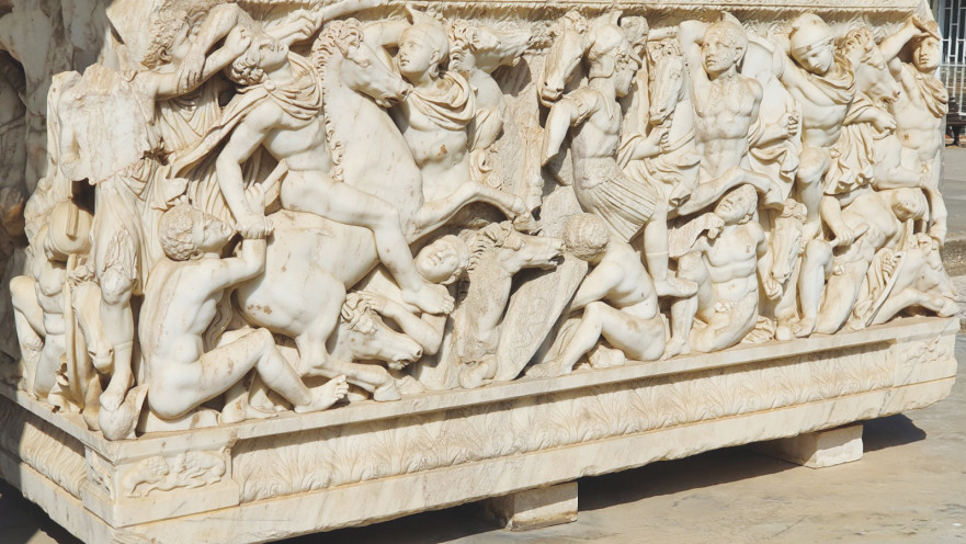 אחד הסרקופגים המוצגים בגן. מהיפים בעולם