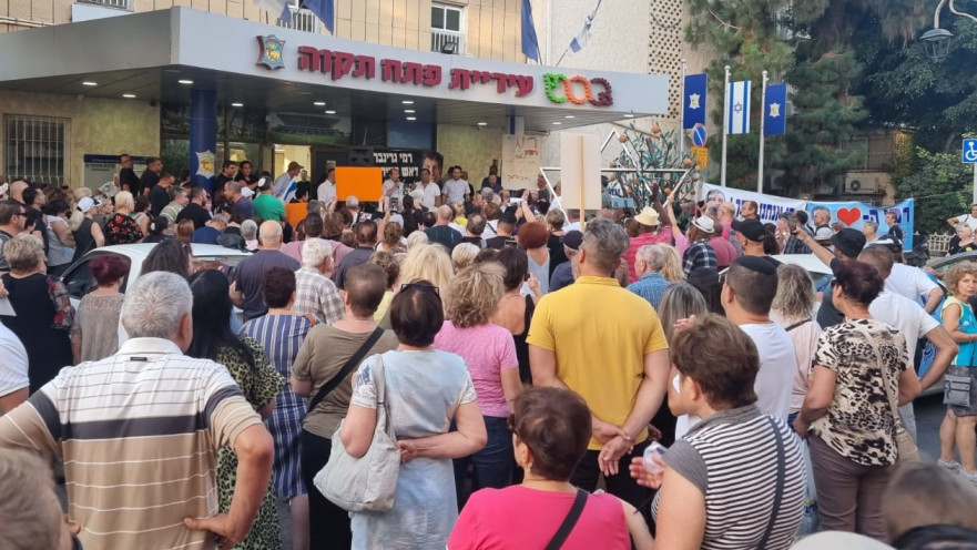 הפגנת הזדהות עם גרינברג ברחבת העירייה