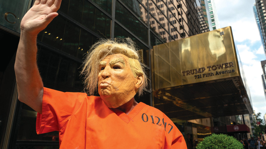 מפגין מחוץ למגדל טראמפ בניו יורק