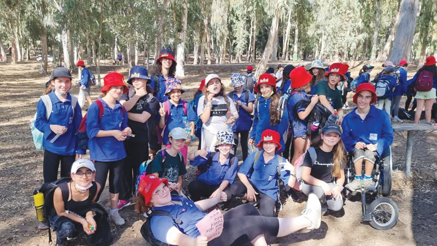 עומרי ברגמן משמאל עם חבריו לתנועת הנוער