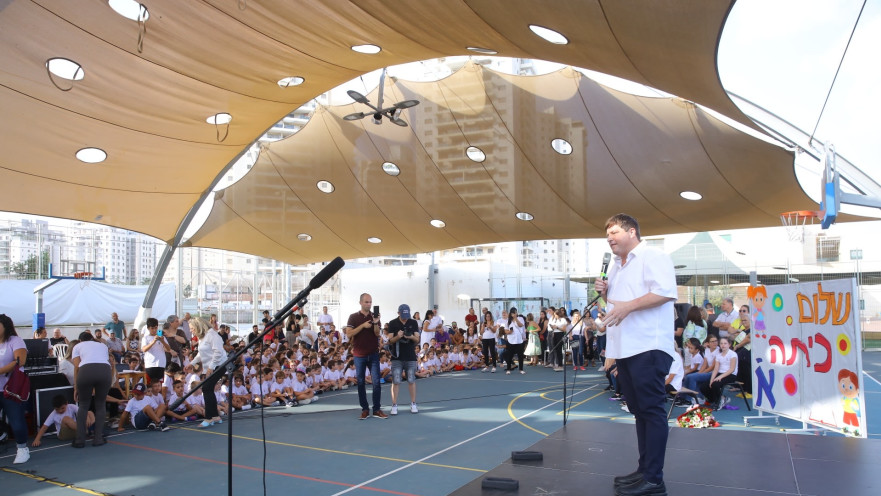 גרינברג במפגש עם תלמידי כיתות א' בבית הספר פאול קור. "יום חגיגי"