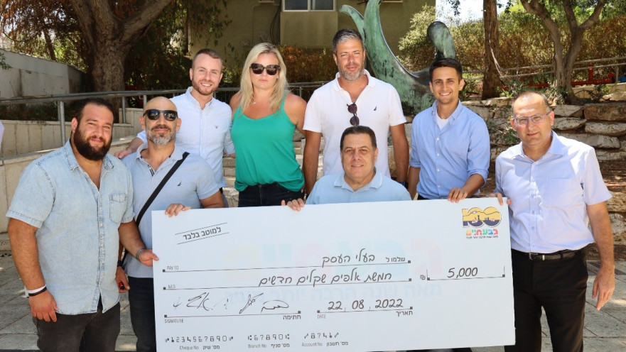 קוניק, בעלי העסקים והצ'ק. "צבע ועניין למרקם החיים העירוני"