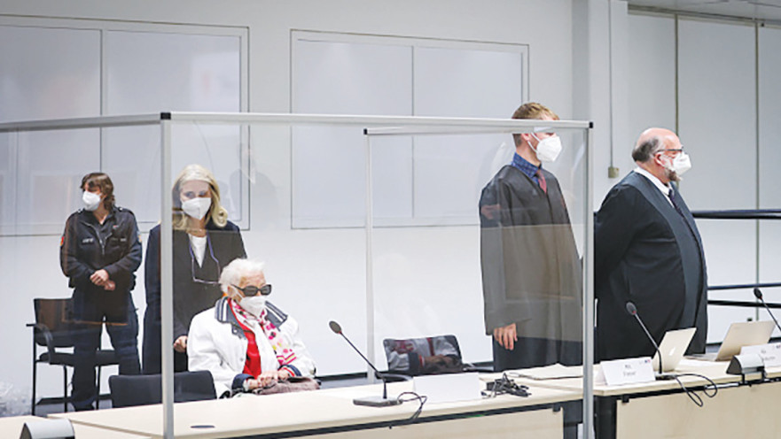 מזכירתו לשעבר של המפקד הנאצי בבית המשפט