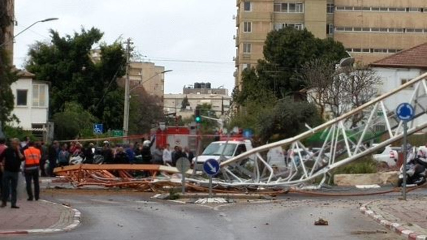 קריסת המנוף ברמת גן, לפני כחמש שנים. "דרישה מיותרת, מציקה ולא הגיונית"