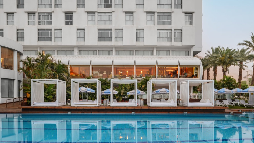 בריכת מלון גנים