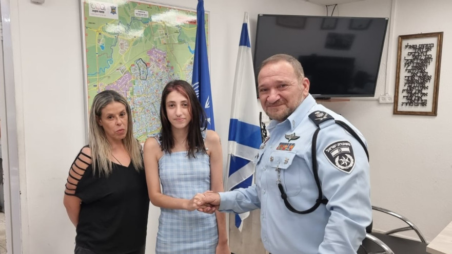 המפכ"ל שבתאי, שירה ואימה. "לעוף, לחלום ולכבוש"