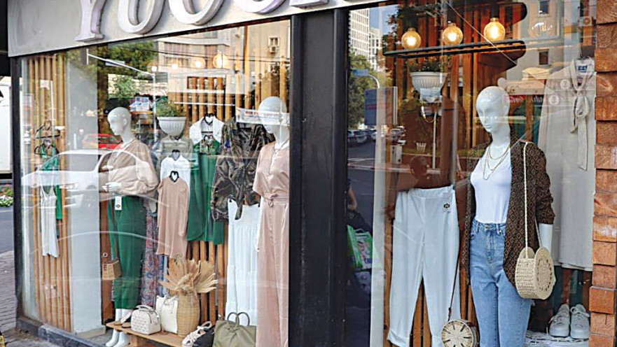 חנות אופנה בעיר. קידום ועידוד קנייה מקומית