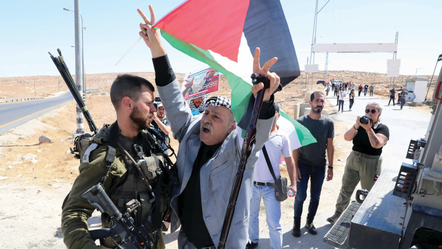 פלסטיני מתעמת עם קצין מג''ב