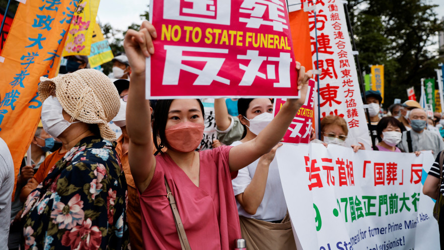 המחאה הציבורית על קיום טקס הזיכרון לשינזו אבה