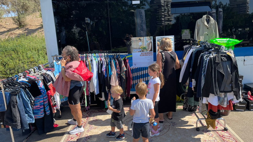  רכישת בגדים באוטובוס