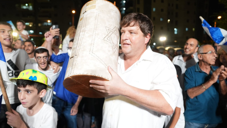 גרינברג בחגיגית הקפות בעיר. "מאחל לכולנו שנמשיך לדבוק באחדות"