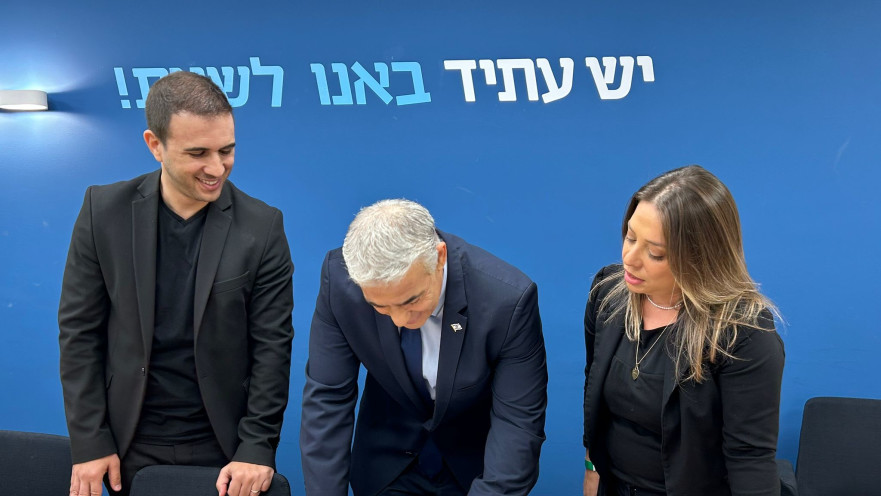 רה"מ לפיד במעמד החתימה