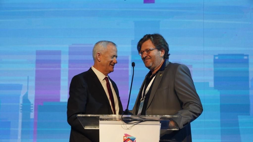 בני גנץ וערן רולס יו״ר מרכז הבנייה הישראלי