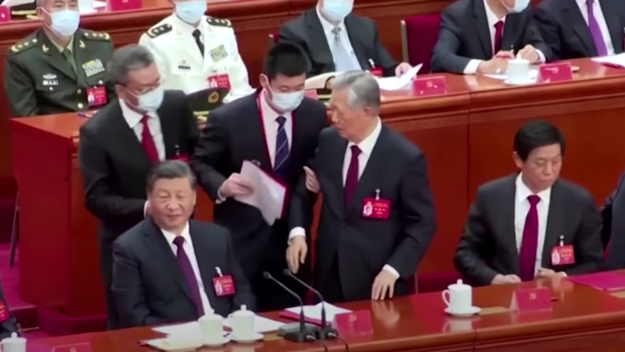 נשיא סין לשעבר בן ה-79 פונה מישיבת הקונגרס