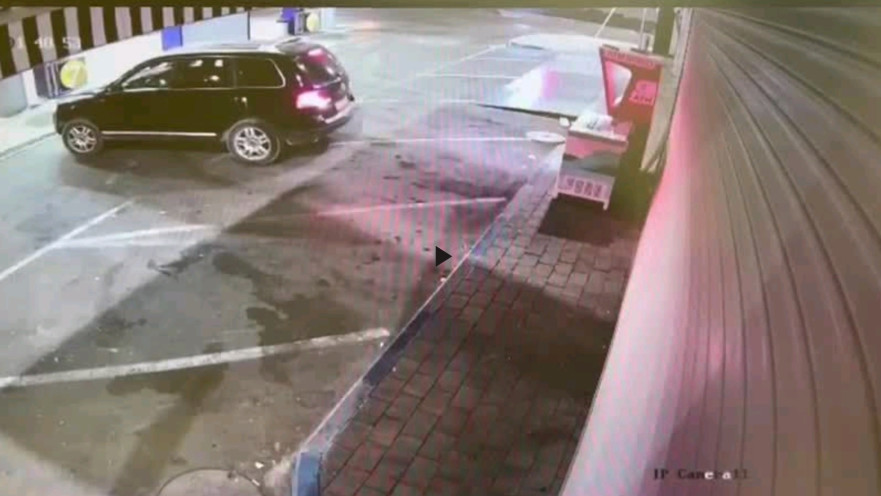 שוד אחד הכספומטים בעיר. הנאשם נעצר לאחר מרדף